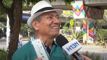 En la estación Poblado: este hombre vende pinturas hechas con amor estacion-poblado-pinturas