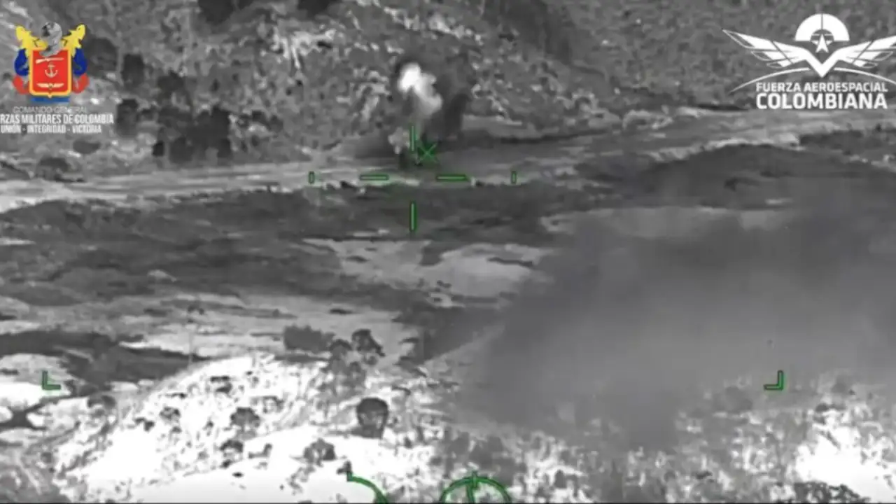 Fotos| Fuerzas militares destruyeron pista y aeronave de las disidencias de las Farc en el Nordeste antioqueño 2 pista-aeronave-nordeste-antioquia