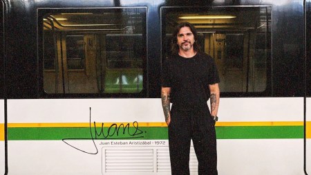 ¡Ya llegó! Juanes promociona su gira “JUAN ES COLOMBIA” recorriendo algunos lugares de Medellín