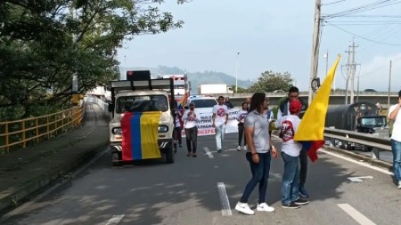manifestación hacia el peaje El Trapiche