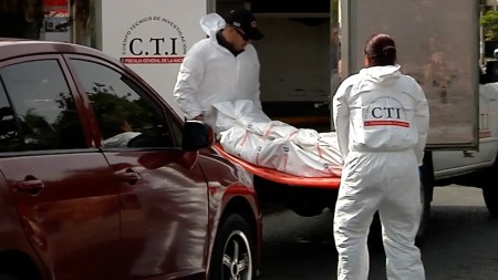 En Medellín, encuentran a un hombre muerto en el baño de su casa luego de agredir a su esposa e hija Aparecen 2 embolsados e incinerados en Belén Aguas Frías, Medellín ¡Caso macabro!