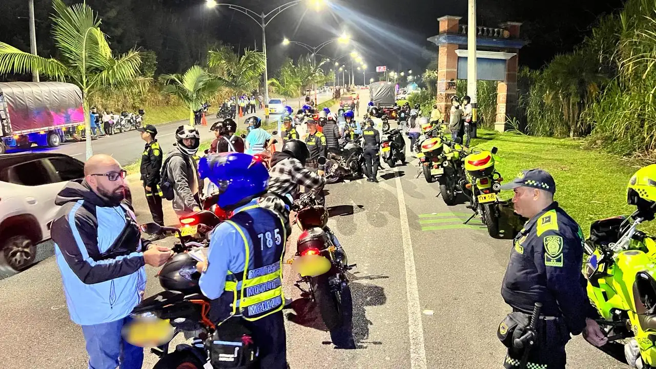 En las Palmas, las autoridades instalaron un puesto de control para reforzar la seguridad