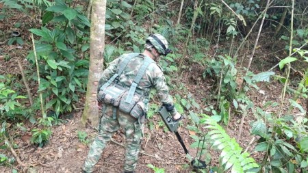 Soldados destruyen dos artefactos explosivos que encontraron en zona rural de Tarazá, Antioquia