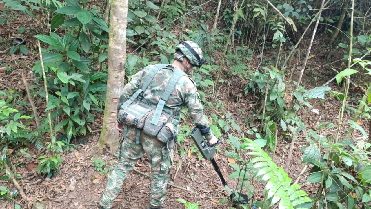 Soldados destruyen dos artefactos explosivos que encontraron en zona rural de Tarazá, Antioquia