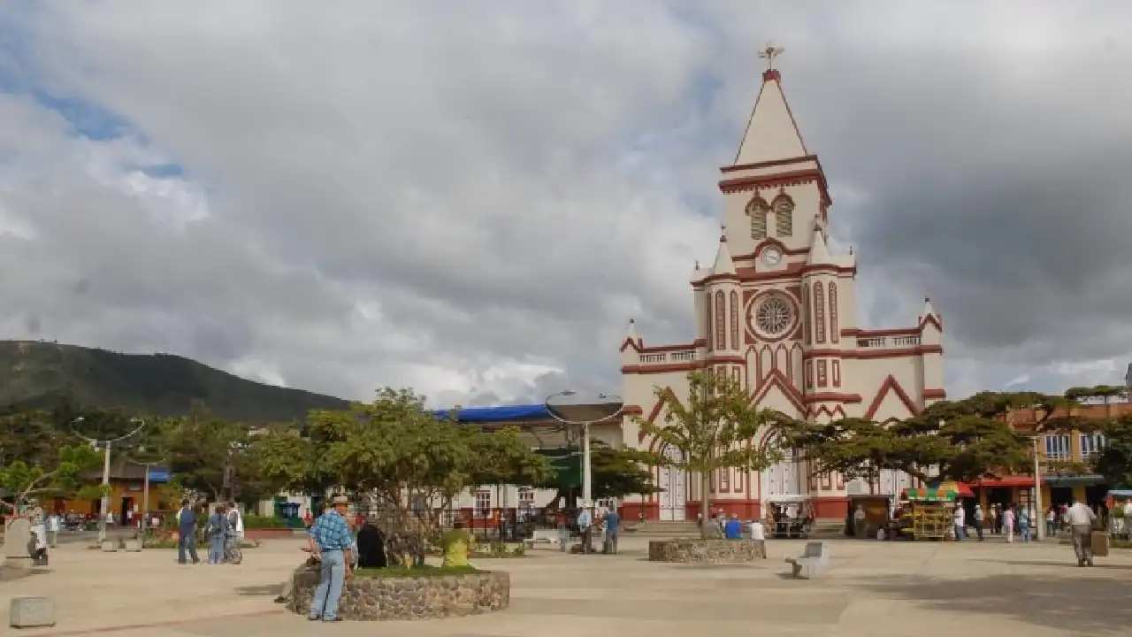 urrao-iglesia-parque-pueblo