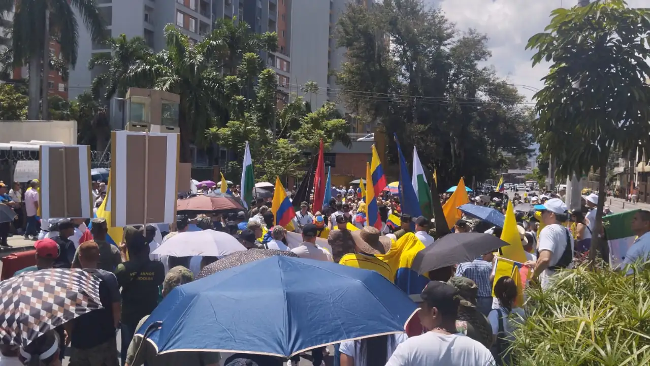 En-Medellin-realizan-multitudinaria-manifestacion-en-respaldo-a-los-policias-y-soldados-del-pais.
