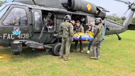 Fuerza-Aerea-Colombiana-rescata-a-adulto-mayor-con-emergencia-medica-y-lo-trasladan-en-helicoptero-a-Medellin