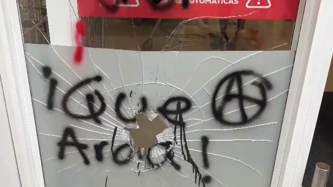 Marcha en Medellín del 1 de mayo: vandalizan supermercados, cajeros y estaciones