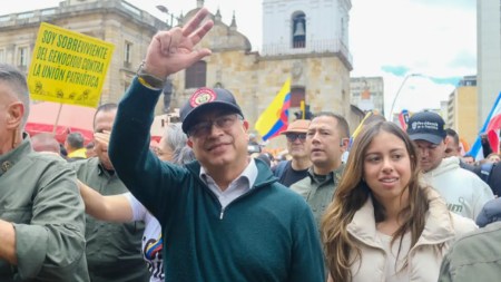 presidente-Petro-camino-junto-cientos-de-ciudadanos-en-Bogota.