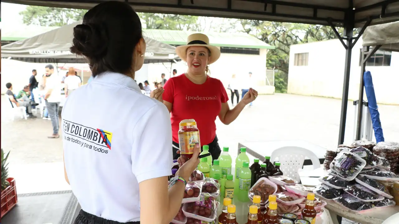 Ejercito-apoyo-a-pequenos-y-medianos-productores-de-Antioquia-en-la-segunda-Agro-Rueda-de-Negocios-realizada-en-Medellin.