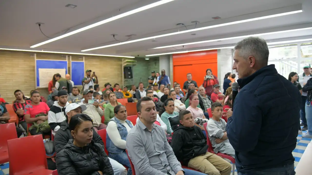En-Montebello-58-viviendas-deben-ser-reubicadas.-Gobernador-estuvo-en-la-zona-afectada-y-dialogo-con-los-damnificados.