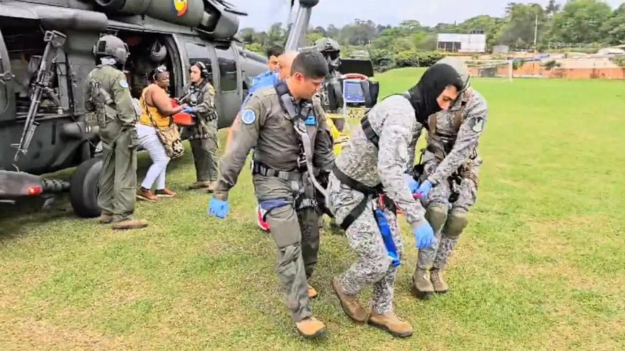 Fuerza-Aerea-Colombiana-rescata-a-adulto-mayor-con-emergencia-medica-y-lo-trasladan-en-helicoptero-a-Medellin