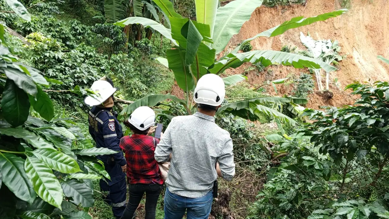Por-deslizamiento-de-tierra-en-La-Estrella-fueron-evacuadas-mas-de-100-personas-y-21-animalito
