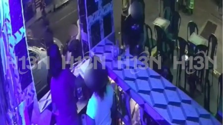 Quedó grabado el momento en el que dos extranjeras le quitan la vida a una mujer en un bar en Medellín Quedo-grabado-el-momento-en-el-que-dos-extranjeras-le-quitan-la-vida-a-una-mujer-en-un-bar-en-Medellin.