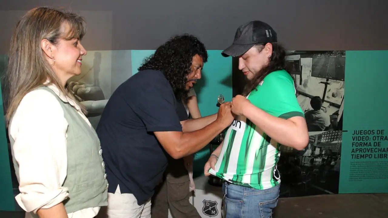 Rene-Higuita-y-Francisco-Maturana-visitaron-el-Museo-del-Deporte-en-Medellin
