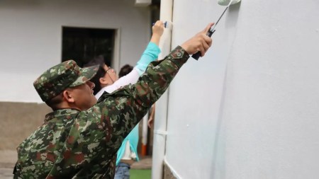 Soldados embellecieron un colegio en la comuna 8 de Medellín Soldados-embellecieron-un-colegio-en-la-comuna-8-de-Medellin