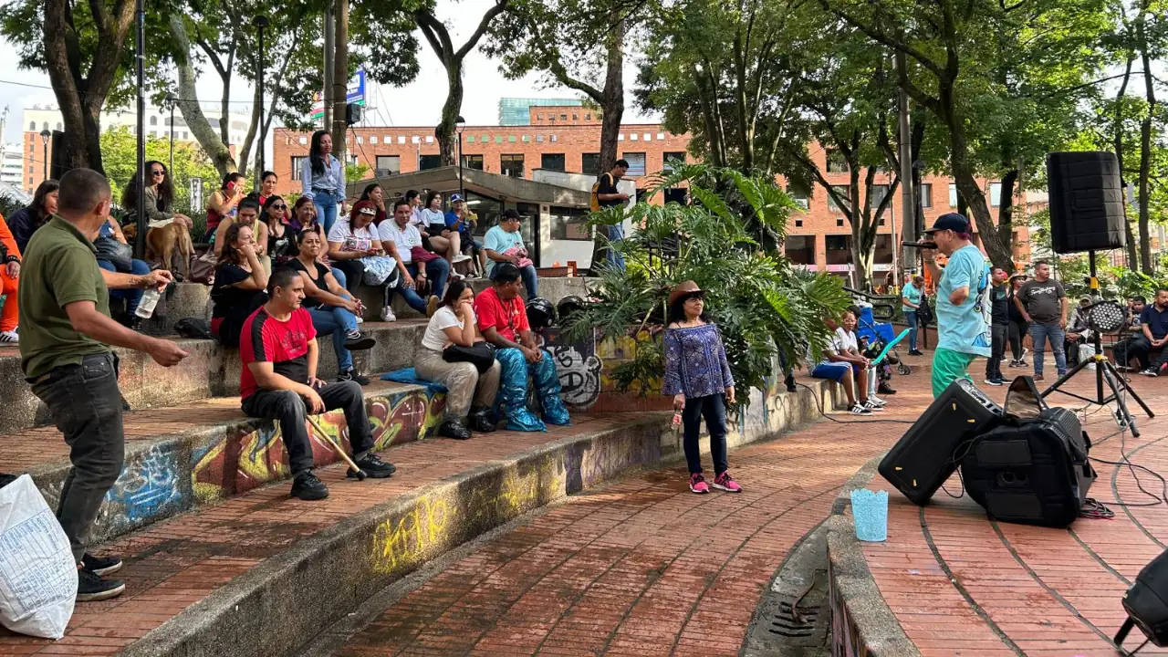 Venteros-protestan-en-el-Parque-de-El-Poblado-por-su-derecho-al-trabajo