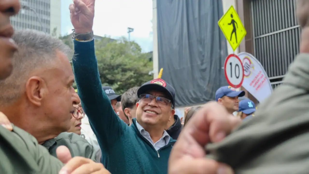 presidente-Petro-camino-junto-cientos-de-ciudadanos-en-Bogota.