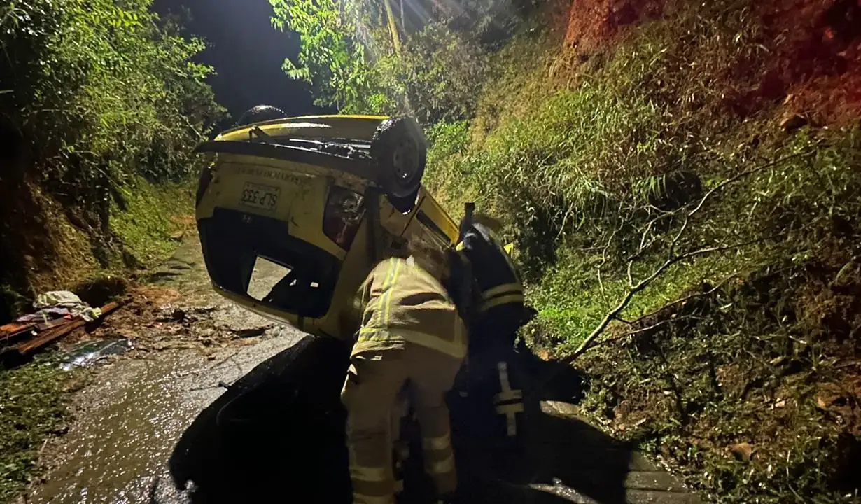 Taxista se salva de milagro tras volcar su vehículo en La Estrella