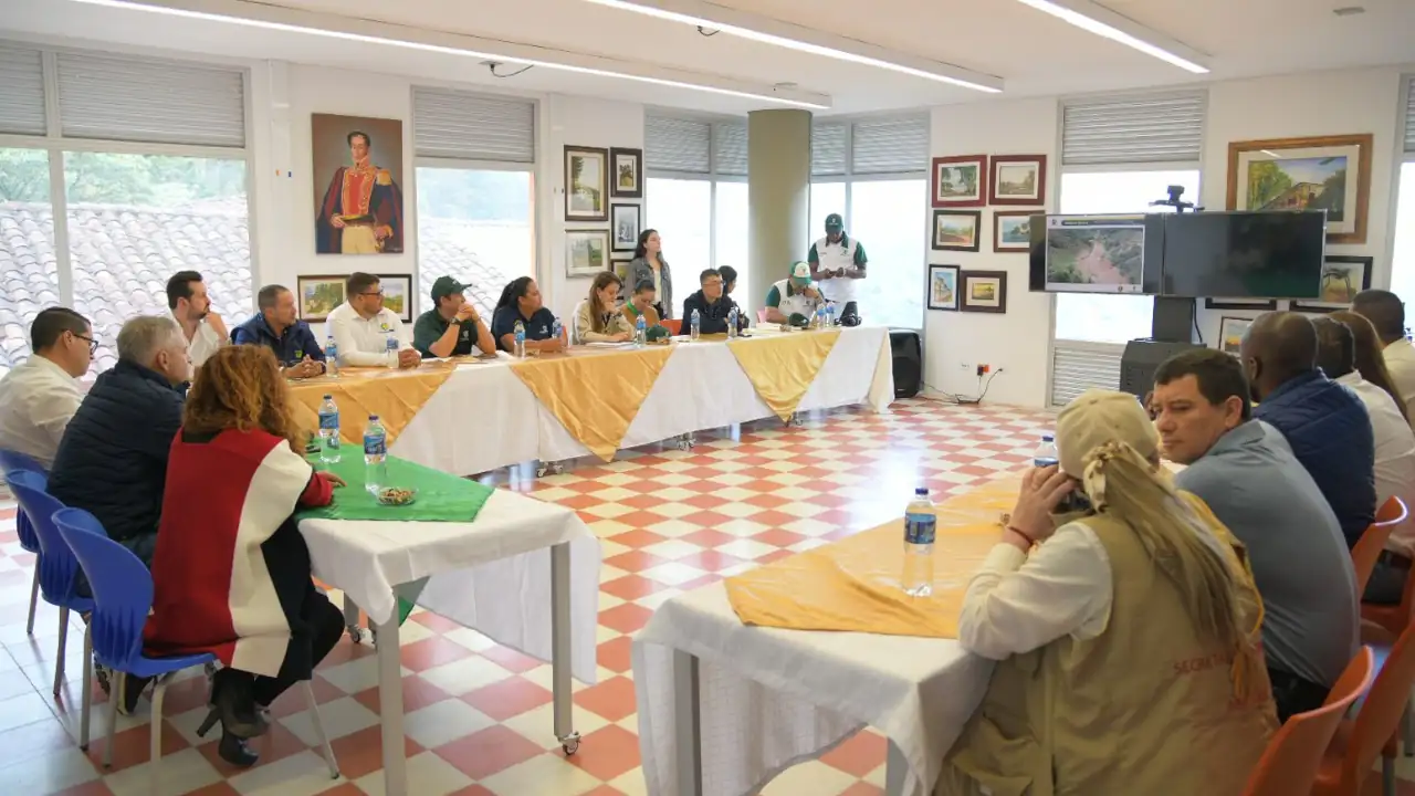 En-Montebello-58-viviendas-deben-ser-reubicadas.-Gobernador-estuvo-en-la-zona-afectada-y-dialogo-con-los-damnificados.