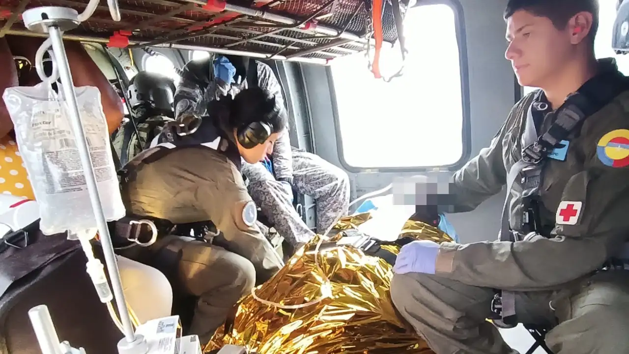 Fuerza-Aerea-Colombiana-rescata-a-adulto-mayor-con-emergencia-medica-y-lo-trasladan-en-helicoptero-a-Medellin