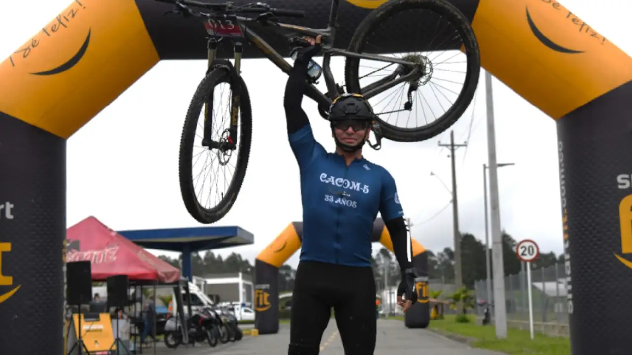 Más de 200 ciclistas conquistaron el Oriente antioqueño en la Mountain Bike de la Fuerza Aérea Colombiana 2 Mas-de-200-ciclistas-conquistaron-el-Oriente-antioqueno-en-la-Mountain-Bike