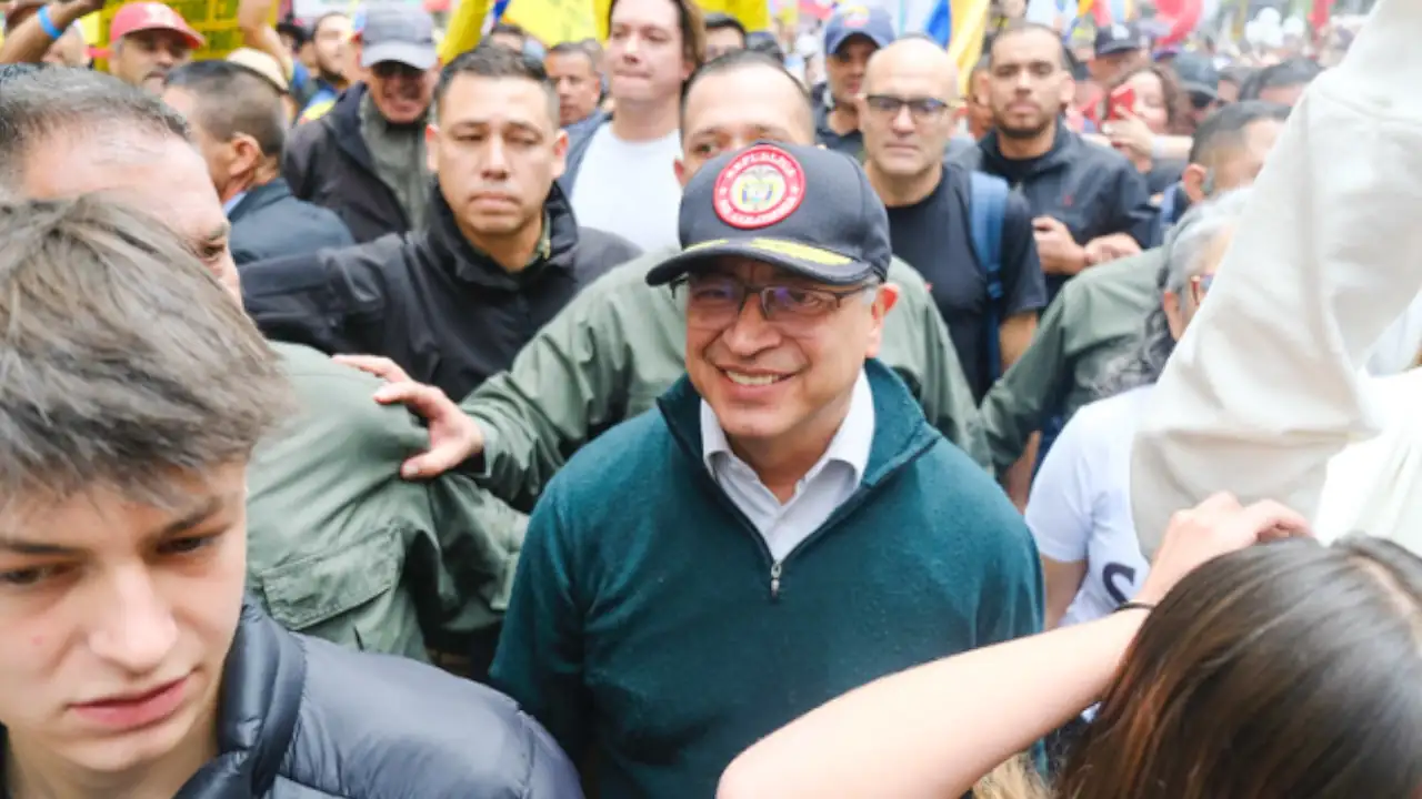 presidente-Petro-camino-junto-cientos-de-ciudadanos-en-Bogota.