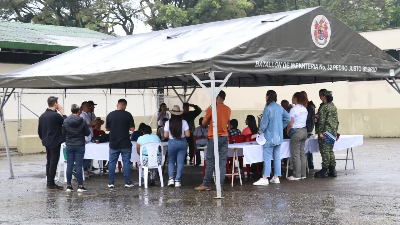 Ejercito-apoyo-a-pequenos-y-medianos-productores-de-Antioquia-en-la-segunda-Agro-Rueda-de-Negocios-realizada-en-Medellin.