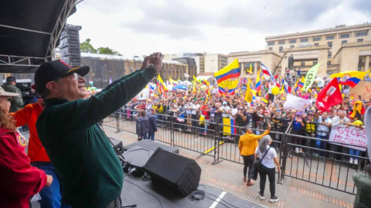 presidente-Petro-camino-junto-cientos-de-ciudadanos-en-Bogota.