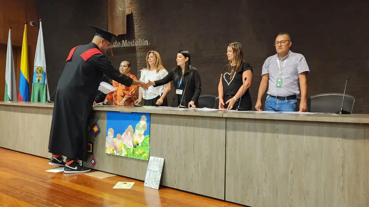 Exhabitantes-de-calle-de-Medellin-regresan-a-sus-hogares-tras-proceso-de-resocializacion