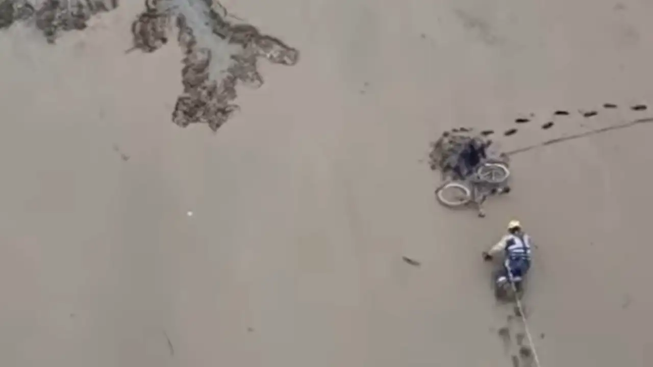 Ciclista-termino-atrapado-cuando-pretendia-cruzar-el-sedimento-de-la-represa-de-Guatap