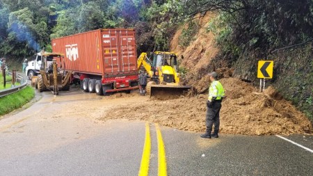 Derrumbes en carreteras de Antioquia dejan varias rutas intransitables este sábado 4 de mayo
