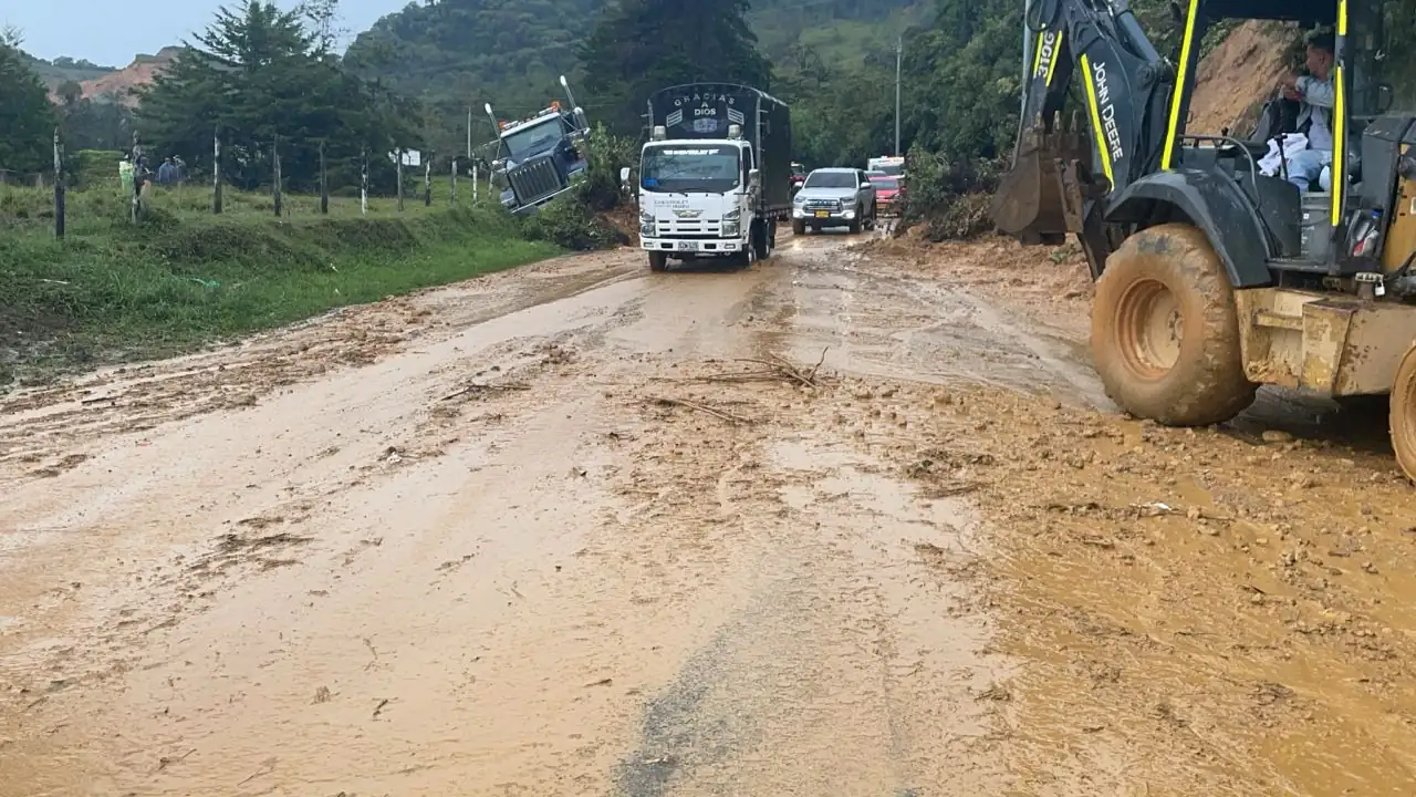Derrumbes en carreteras de Antioquia dejan varias rutas intransitables este sábado 4 de mayo