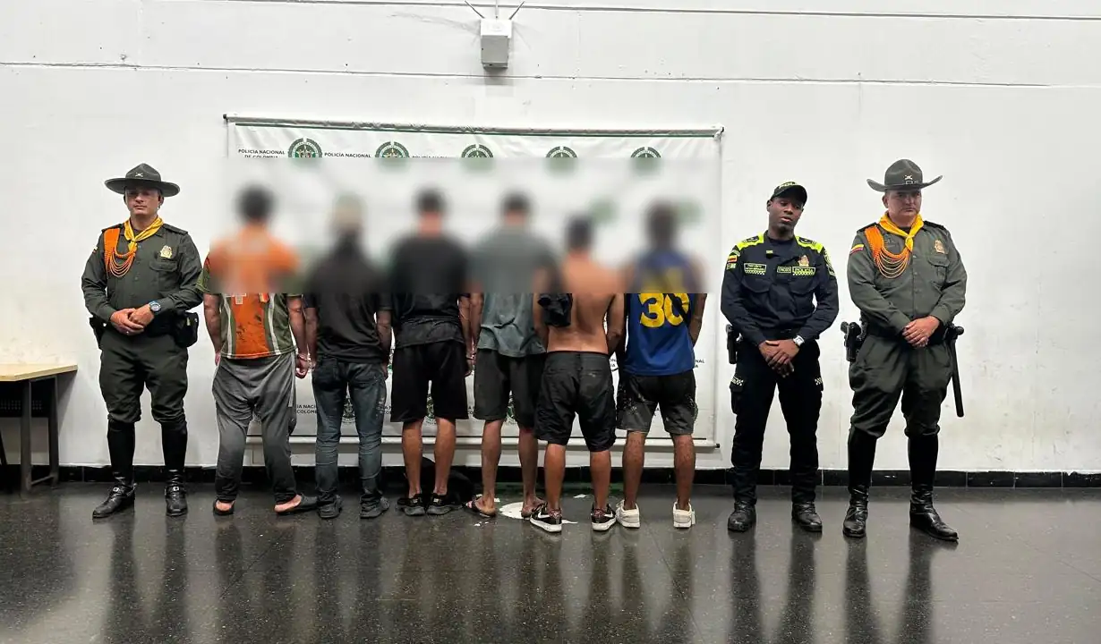 En-Medellin-capturan-a-seis-hombres-que-estarian-robando-agua-para-lavar-vehiculos