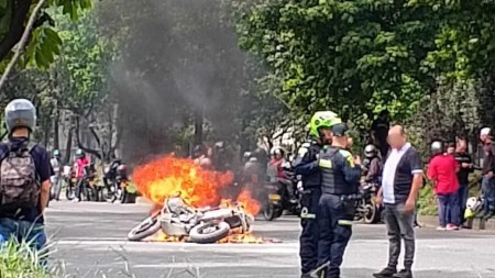 En-Medellin-dos-motos-colisionan-y-se-incendian-en-plena-autopista