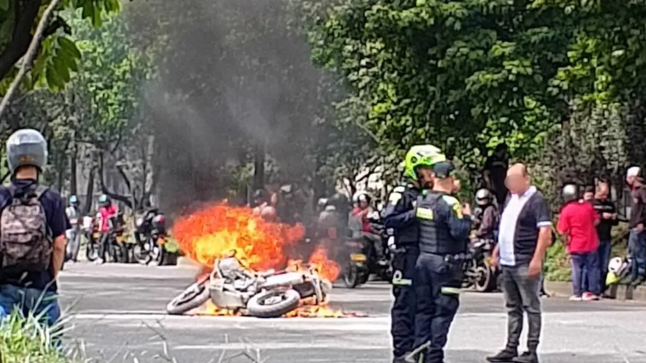 En-Medellin-dos-motos-colisionan-y-se-incendian-en-plena-autopista