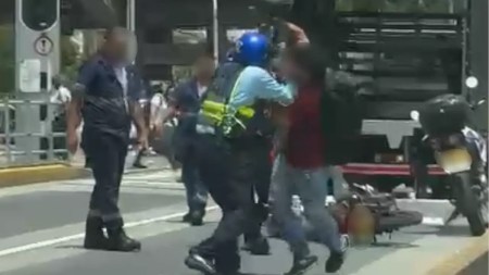 En-Medellin-motociclista-y-agente-de-transito-se-enfrentan-en-violenta-pelea-en-plena-calle