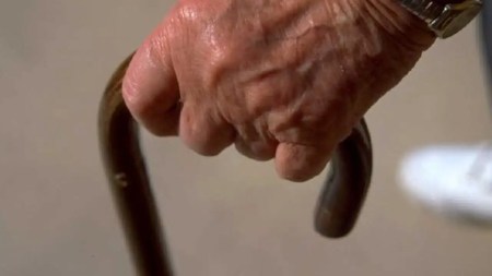 En Sabaneta, habitante de calle golpeó a un abuelito por robarle su bastón