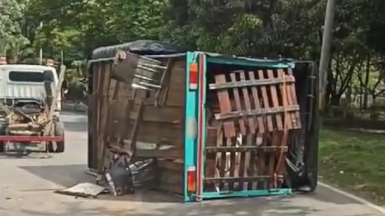 Camión se volcó en la Autopista Sur frente a la Macarena Furgon-se-volco-en-la-autopista-sur-frente-a-la-Macarena