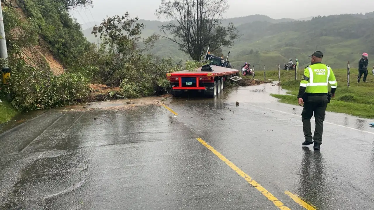 ¡Atención! Hay derrumbe en la Autopista Medellín-Bogotá a la altura de Cocorná Hay-derrumbe-en-la-Autopista-Medellin-Bogota-a-la-altura-de-Cocorn