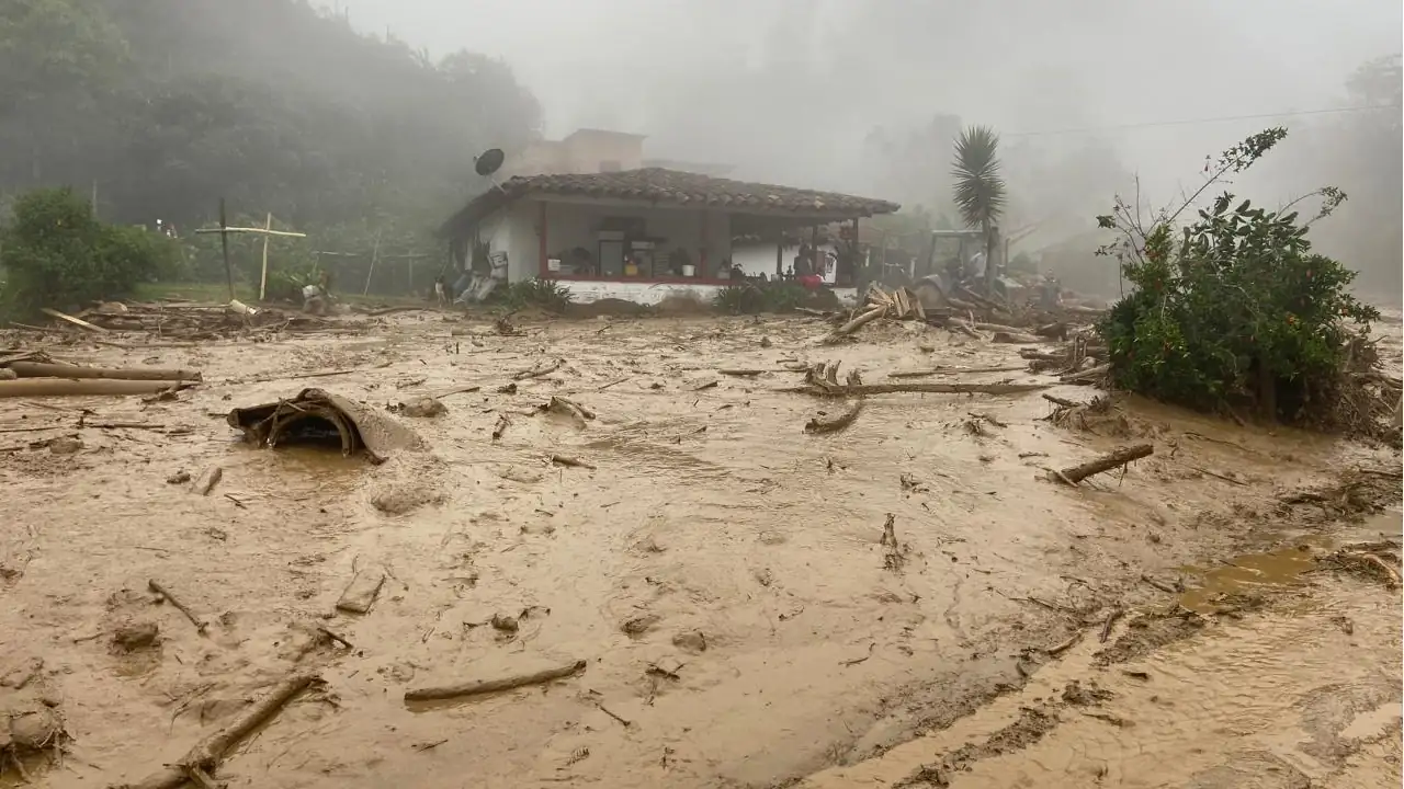 Imagenes-tras-la-devastadora-avalancha-que-afecto-a-mas-de-30-viviendas-en-Montebello-Antioquia