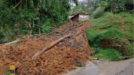 Por-deslizamiento-de-tierra-en-La-Estrella-fueron-evacuadas-mas-de-100-personas-y-21-animalito