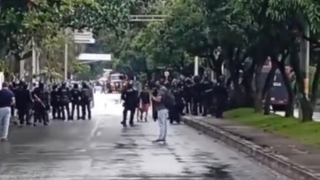 ¡Atención! Por manifestación no hay paso en ambos sentidos en la Av. Las Vegas ¡Atención! Por manifestación no hay paso en ambos sentidos en la Av. Las Vegas