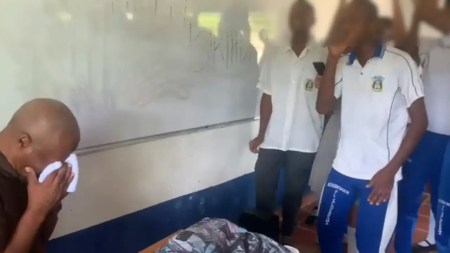 Profesor-de-un-colegio-de-Antioquia-llora-de-emocion-al-ser-sorprendido-por-sus-alumnos-el-dia-de-su-jubilacion