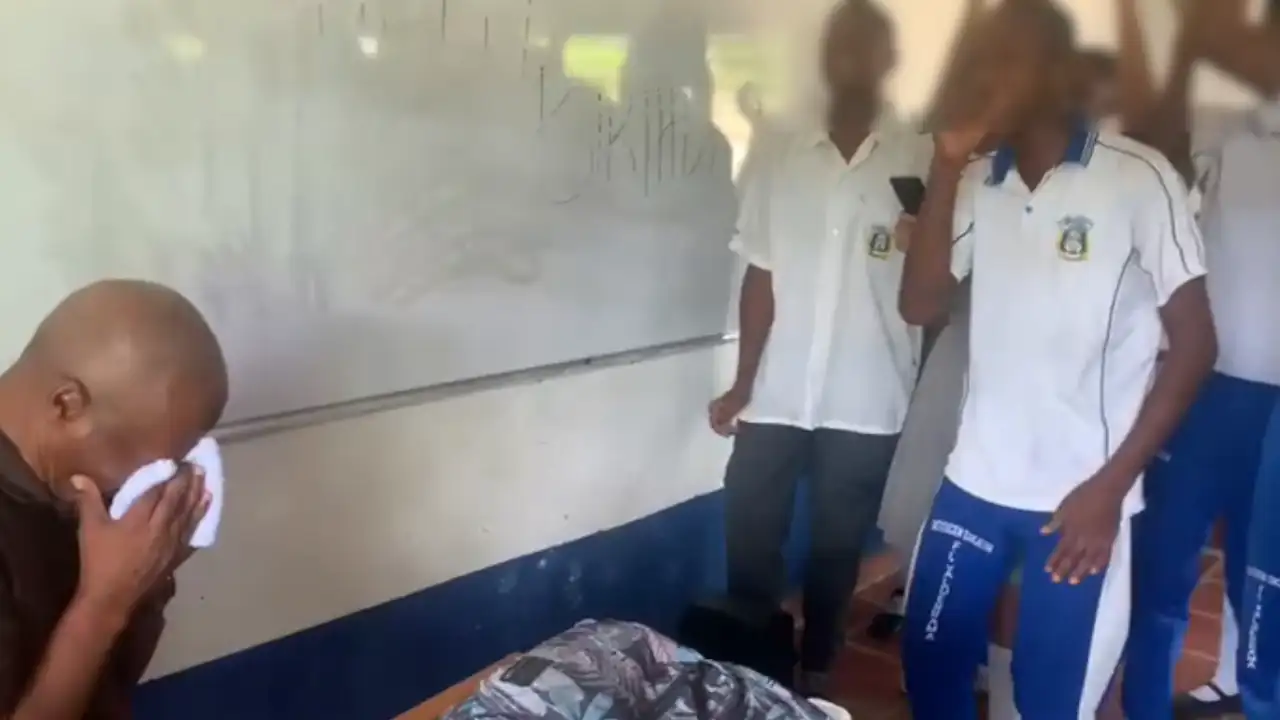 Profesor de un colegio de Antioquia, llora de emoción al ser sorprendido por sus alumnos el día de su jubilación Profesor-de-un-colegio-de-Antioquia-llora-de-emocion-al-ser-sorprendido-por-sus-alumnos-el-dia-de-su-jubilacion