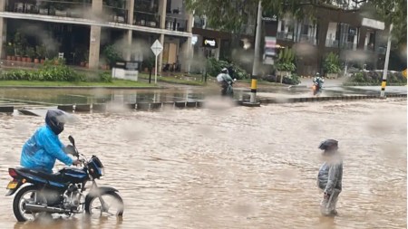Quebrada se desborda y causa inundaciones en El Retiro, Antioquia