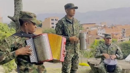 Soldados-de-Medellin-rinden-homenaje-al-maestro-Omar-Geles