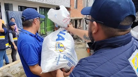 Alcaldía de Bello entregó kits a familias afectadas por la creciente de las quebradas El Barro y La García alcaldia-de-bello-kits