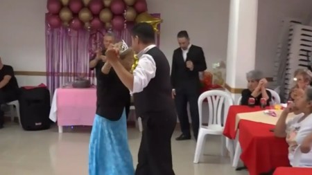 ¡Qué vitalidad! Rosita cumplió 98 años y los celebró al ritmo del tango, su gran pasión bailar-tango-abuelita