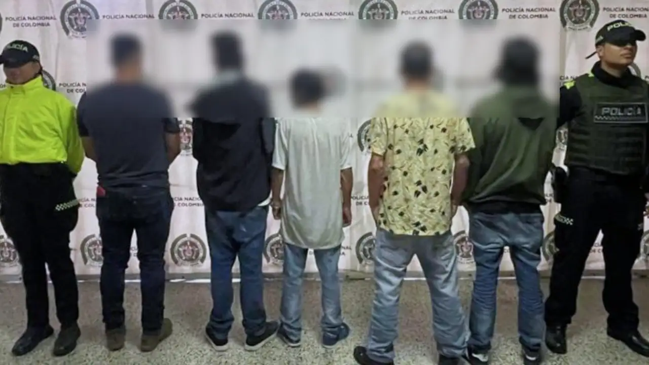 Capturan-a-seis-hombres-que-estarian-vendiendo-vicio-con-golosinas-a-ninos-cerca-de-un-colegio-en-Medellin